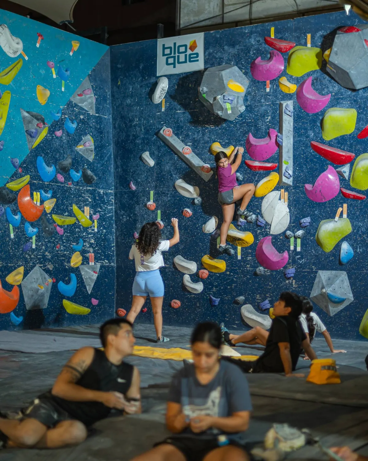 Escaladoras en el muro de Bloque